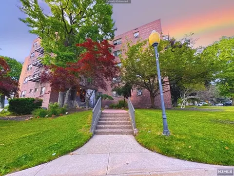 501 Linwood Dr #4D, Fort Lee, NJ 07024
