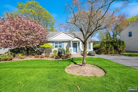 330 Brookside Ave, Cresskill, NJ 07626