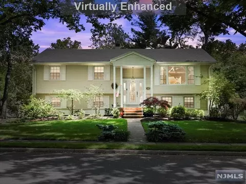 440 Yuhas Dr, Paramus, NJ 07652