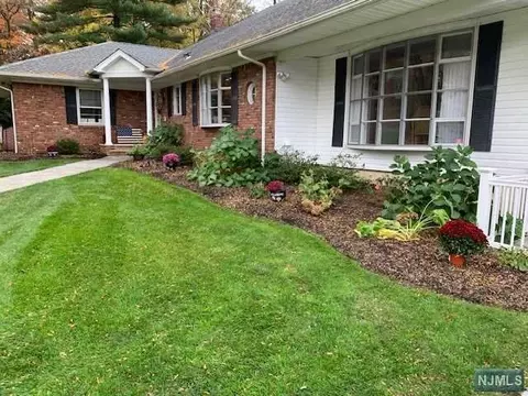 19 Highland Dr, North Caldwell, NJ 07006