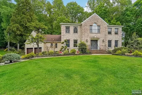15 Henrietta Ct, Ridgewood, NJ 07450