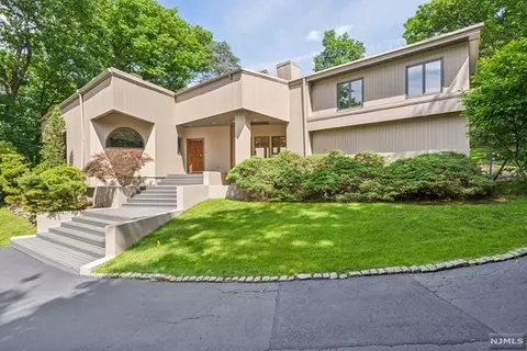 54 Green Pl, North Caldwell, NJ 07006