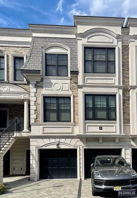 17 Marquis Ct, Edgewater, NJ 07020