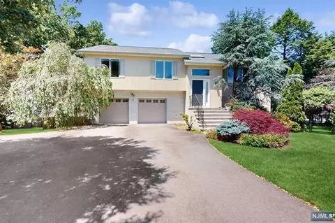 2 Fielding Ter, Paramus, NJ 07652