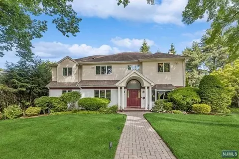 641 N Forest Dr, Teaneck, NJ 07666