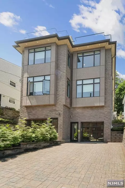 558 Undercliff Ave #B, Edgewater, NJ 07020