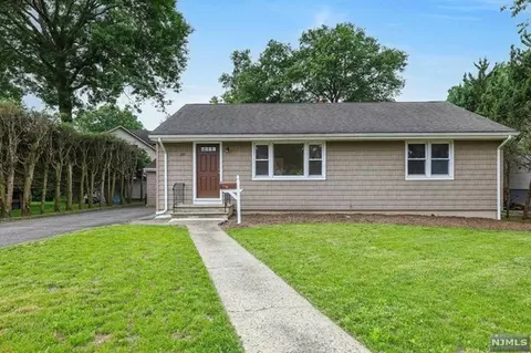 489 Ridgewood Rd, Township Of Washington, NJ 07676