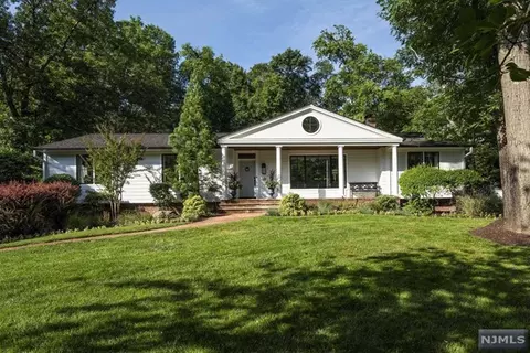 18 Deerfield Ter, Mahwah, NJ 07430