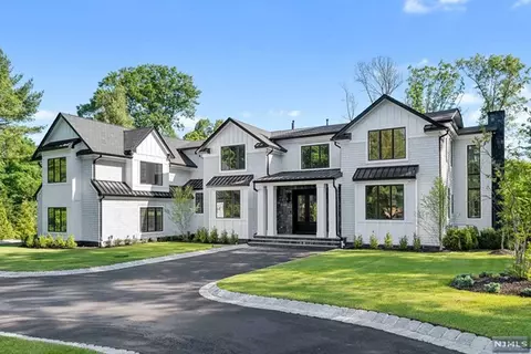 17 Harvey Ln, Saddle River, NJ 07458