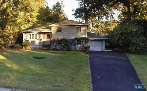 34 Mary Ln, Waldwick, NJ 07463