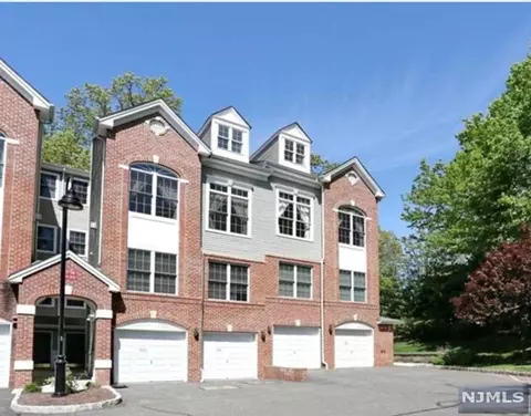 27 Rhodes Ct, Hawthorne, NJ 07506