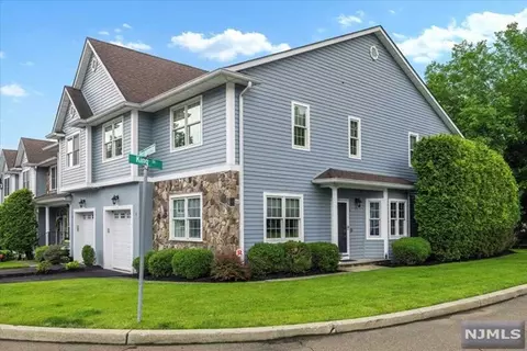 1 Dipippo Ct, Waldwick, NJ 07463