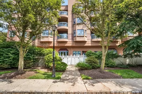 7 Independence Way, Edgewater, NJ 07020