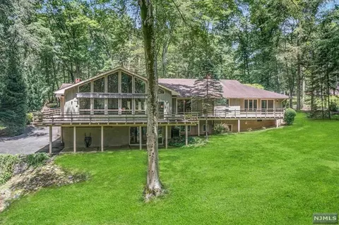 16 Rock Ledge Rd, Saddle River, NJ 07458