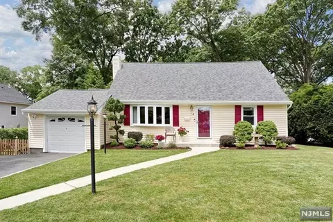 24 Nordham St, Waldwick, NJ 07463