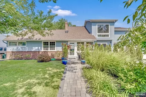 46 Greenwich Dr, Bergenfield, NJ 07621
