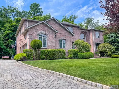 38 Venus Dr, Closter, NJ 07624