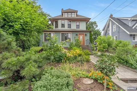 304 Morningside Ter, Teaneck, NJ 07666