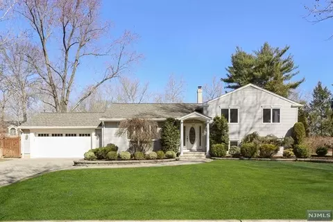 1 Cedar Ct, Closter, NJ 07624