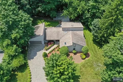 181 Alpine Dr, Closter, NJ 07624