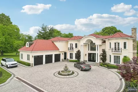 170 N Farview Ave, Paramus, NJ 07652