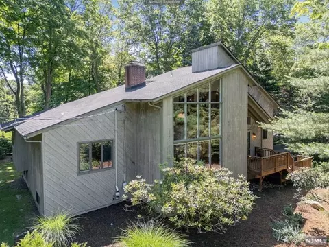 3 Sun Watch Ct, Ramsey, NJ 07446