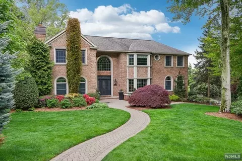 345 Manor Rd, Ridgewood, NJ 07450