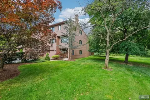 51 Lexington Ct, Westwood, NJ 07675