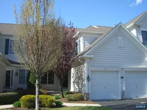 27 Mulberry Ct, Paramus, NJ 07652