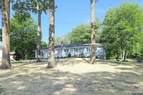 21 Heather Ln, Mahwah, NJ 07430