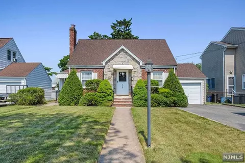 560 Fairlawn Pkwy, Saddle Brook, NJ 07663