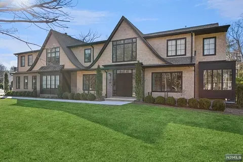 83 Pine Ter, Demarest, NJ 07627