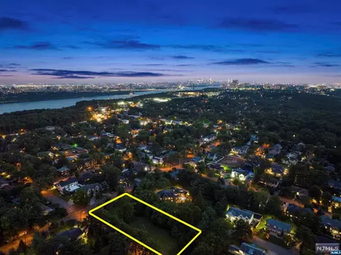 552 Summit St, Englewood Cliffs, NJ 07632