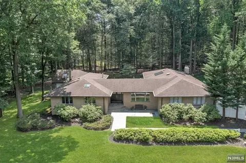 5 Charlotte Ct, Montvale, NJ 07645