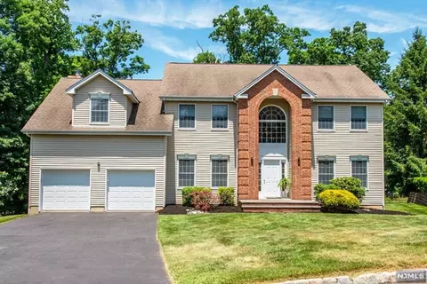 99 Grover Ln, West Caldwell, NJ 07006