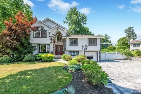 222 Standish Rd, Paramus, NJ 07652