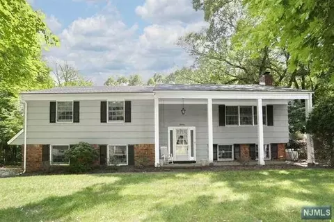 70 Deerfield Ter, Mahwah, NJ 07430