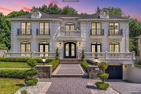 157 Lawrence Dr, Paramus, NJ 07652