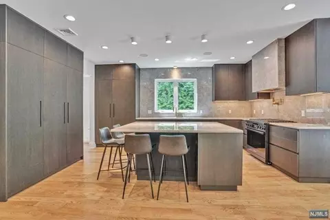 15 Wight Pl, Tenafly, NJ 07670