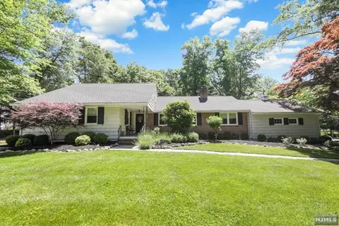 14 Fieldstone Ln, Saddle River, NJ 07458