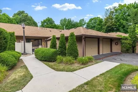 224 Mountainview Dr, Mahwah, NJ 07430