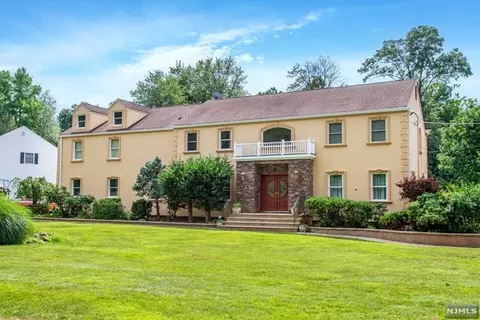 22 Sunset Dr, North Caldwell, NJ 07006