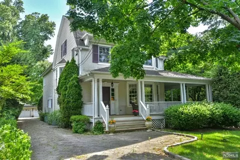 130 Park Ave, Leonia, NJ 07605
