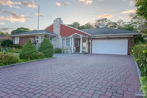 29 Geranium Pl, Wallington, NJ 07057