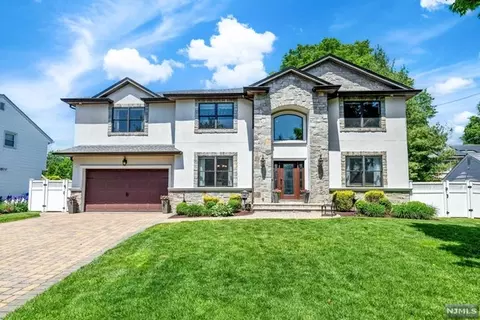81 Oliver Rd, Paramus, NJ 07652