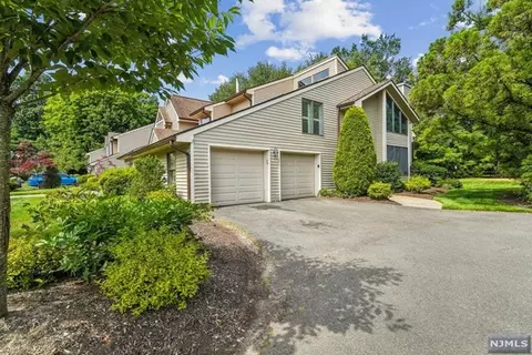 7 Bentley Dr, Franklin Lakes, NJ 07417