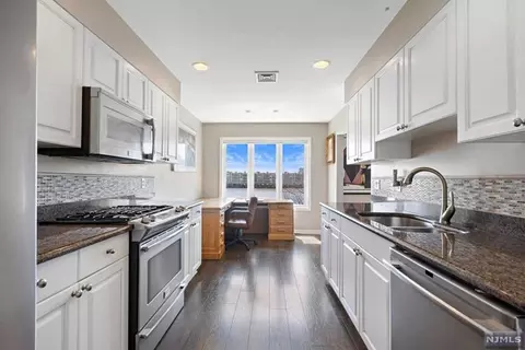 305 Rutledge Ct #Q305, Edgewater, NJ 07020
