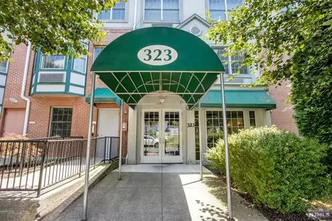 323 Willow St #2N, Teaneck, NJ 07666