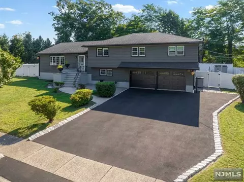 718 Bancroft Pl, Paramus, NJ 07652