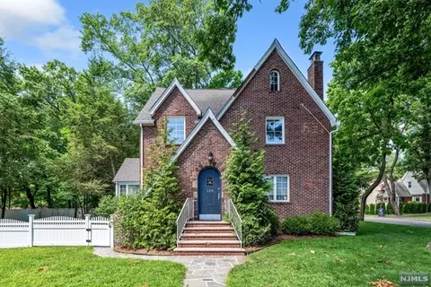 300 Manor Rd, Englewood, NJ 07631